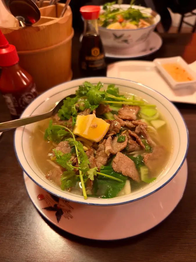 Phở mit Rindfleisch und Kräutern