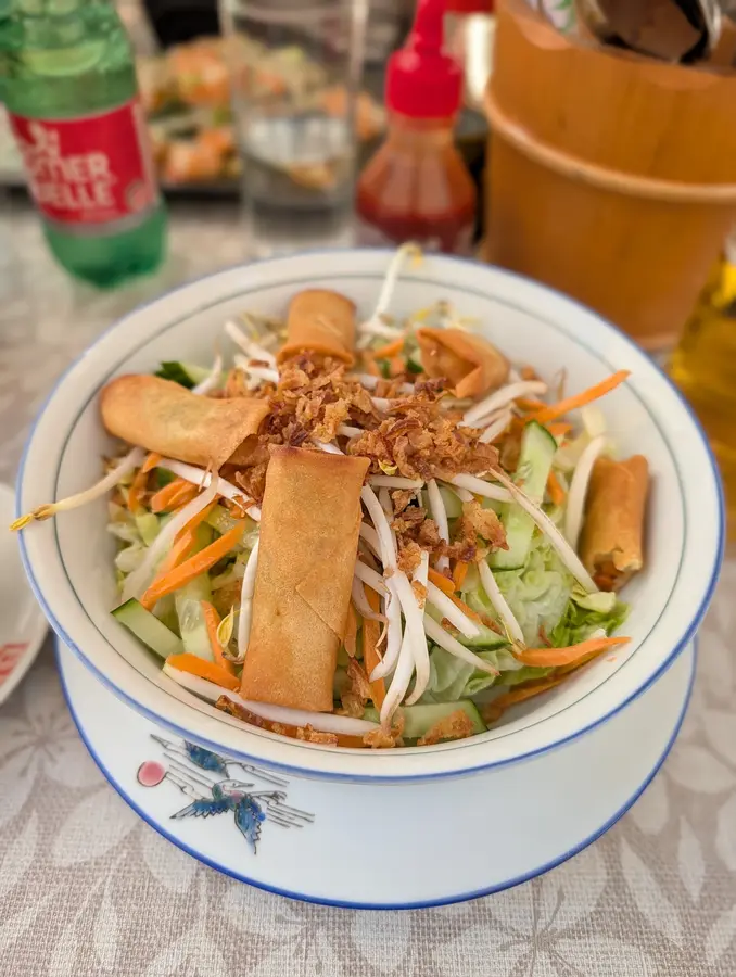 Bún Trộn: Reisnudelsalat mit knusprigen Frühlingsrollen, Karotten, Gurke und Röstzwiebeln